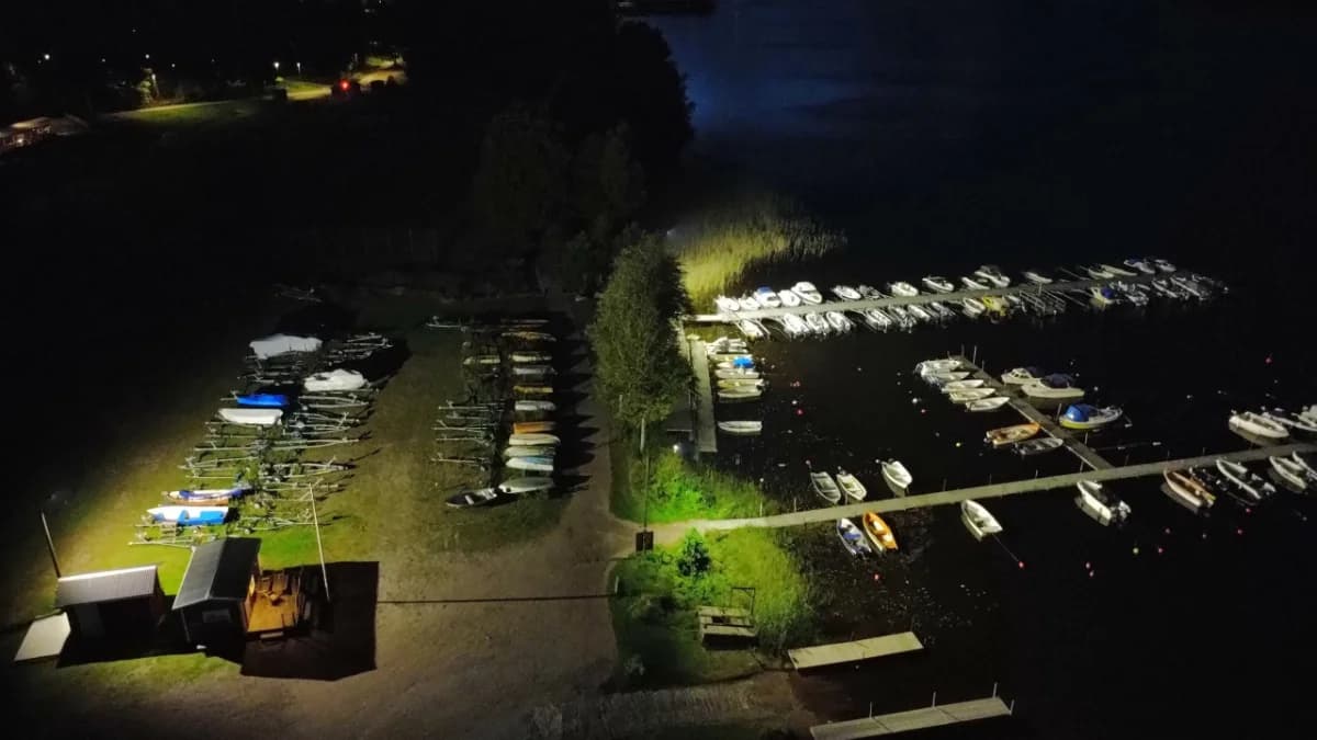Klubbhamn med bryggor och båtar